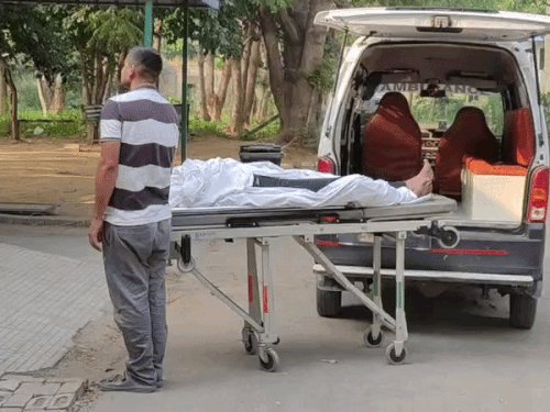 फरीदाबाद के होटल में लटका मिला युवती का शव:आगरा की रहने वाली, तीन दिन से प्रेमी के साथ ठहरी थी, युवक रात में हुआ फरार