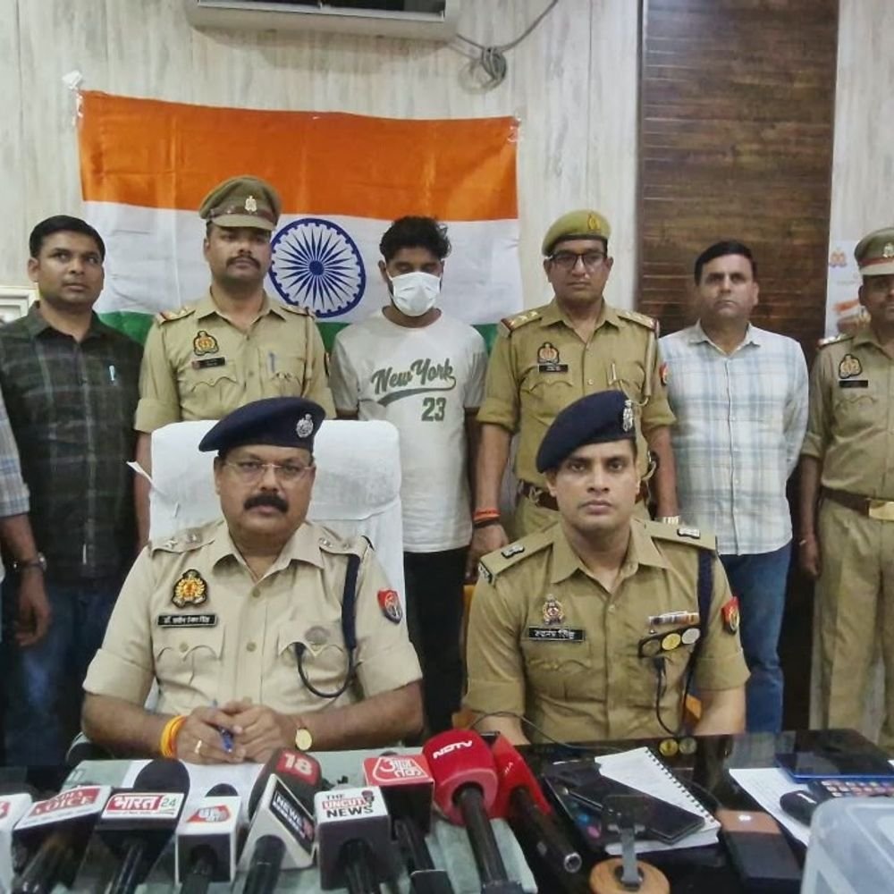 नोएडा में पुलिस मुठभेड़, चोरी करने वाले दो गिरफ्तार:एक बदमाश के पैर में लगी गोली, ढाई लाख का माल बरामद