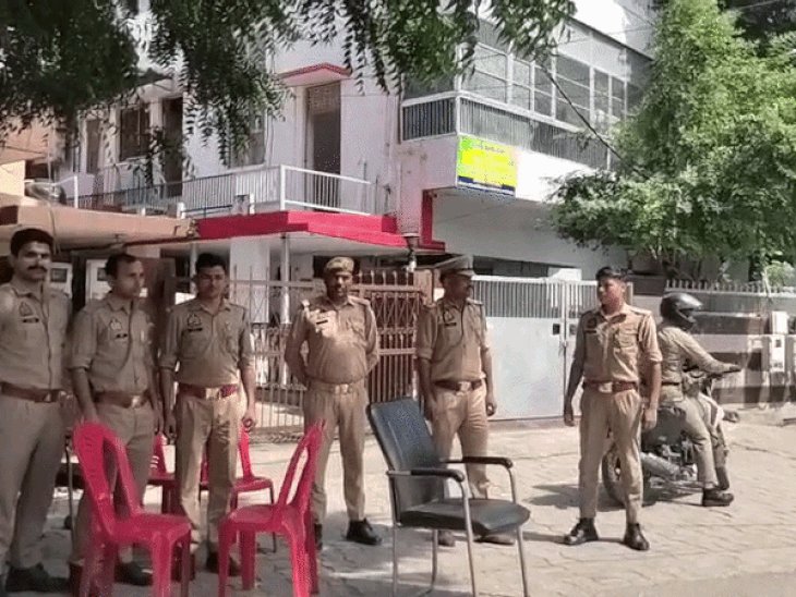 आगरा में सपा का प्रदर्शन,CEC घर के बाहर सुरक्षा बढ़ी:पुलिस फोर्स तैनात, संदिग्धों पर रखी जा रही नजर