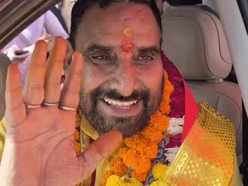 MLC चुनाव में नामांकन के बहाने ताकत का ट्रेलर:अलीगढ़ से नामांकन के लिए काफिले के साथ आगरा रवाना हुए मानवेंद्र, भाजपा ने दिखाया दम, आगरा स्नातक सीट पर आमने-सामने की सियासत