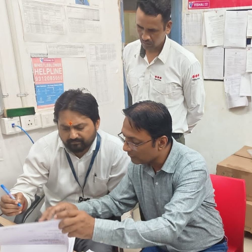 कन्नौज में मिलावटी खाद्य पदार्थों के 5 नमूने लिए गए:नवरात्रि पर विशाल मेगामार्ट और रिलायंस स्मार्ट से रागी, कुट्टू आटा सहित कई चीजें जब्त