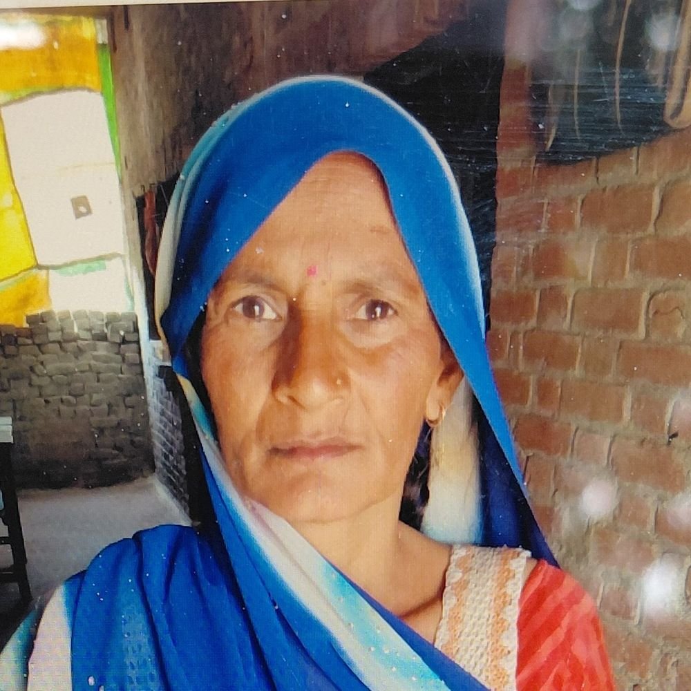 नवरात्र के लिए मिट्टी लेने गई महिला की मौत:फर्रुखाबाद में गड्ढे में उतरते ही ऊपर से ढह गई मिट्टी, ग्रामीणों ने फावड़े से हटाकर निकाला