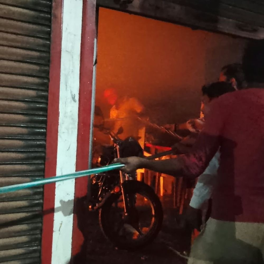 सुल्तानपुर में बाइक शोरूम में लगी आग, बाइकें जलीं:धुआं निकलता देख ग्रामीणों में मचा हड़कंप, नुकसान का आकलन बाकी