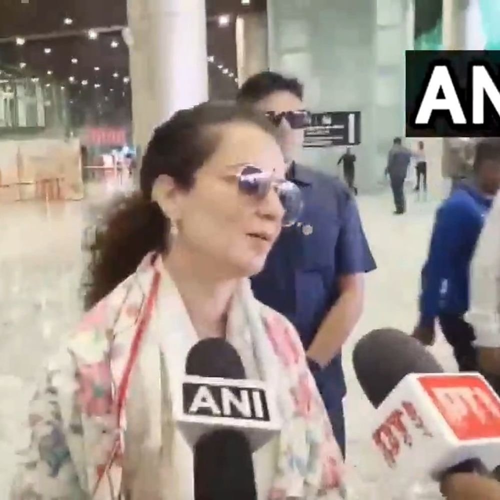 कंगना रनौत लखनऊ एयरपोर्ट पहुंचीं:अयोध्या में करेंगी रामलला के दर्शन, बोलीं- यूपी आना हमेशा अच्छा अनुभव रहता है, प्रदेश में विकास देखने को मिलता है