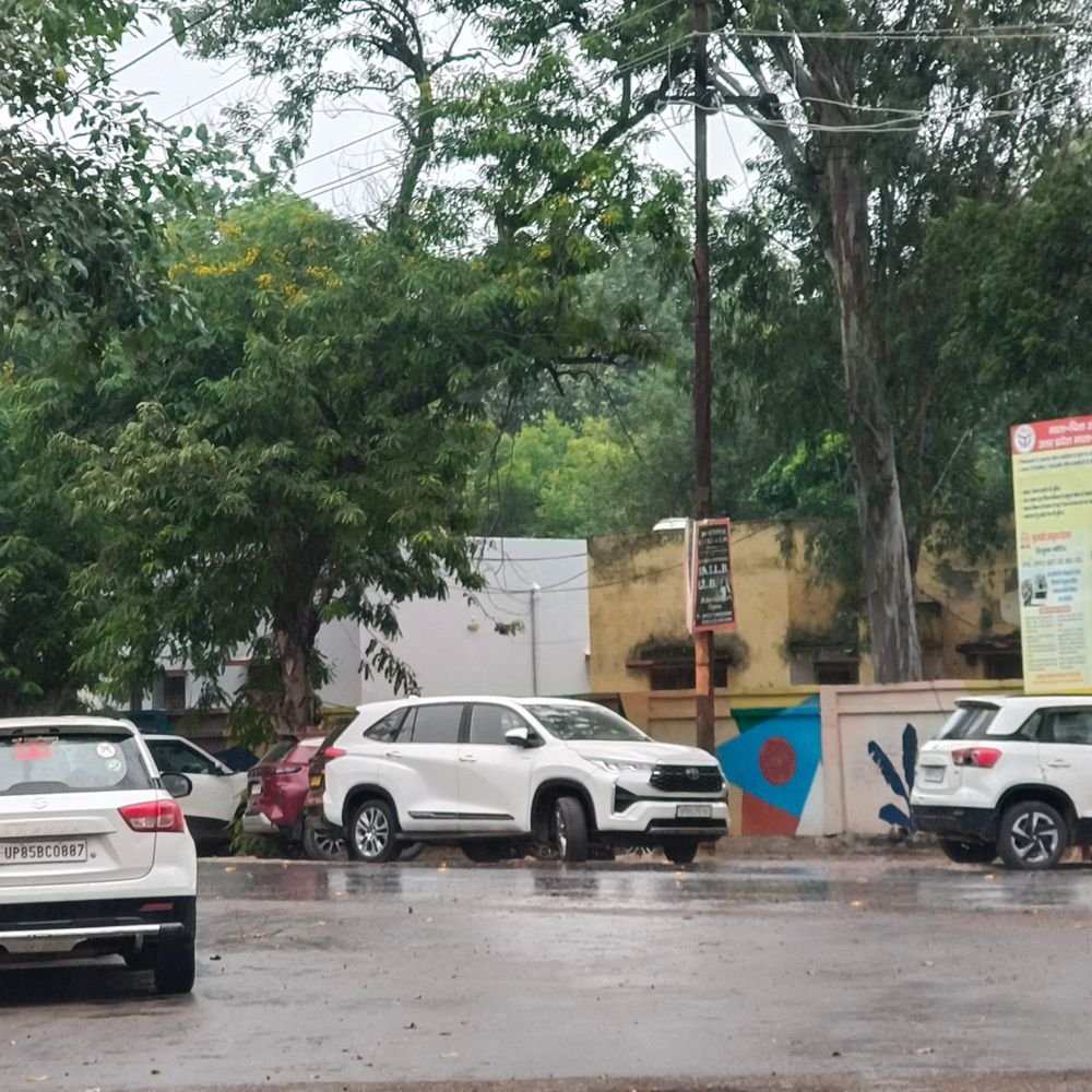 मथुरा में मौसम बदला, आंधी-बारिश से दिन में अंधेरा छाया:किसानों की चिंता बढ़ी, तापमान में गिरावट से गर्मी से राहत मिली