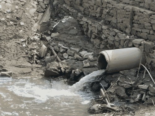 गंगा में गिर रहा विशाल नाला, NGT की सख्ती बेअसर:सूजाबाद-डोमरी वार्ड में बनाया गया, लोग बोले- कैसे साफ और स्वच्छ होगी गंगा