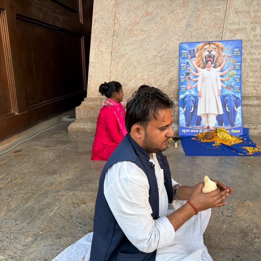 लखनऊ में मायावती को 8 भुजाओं वाली 'देवी' बनाकर पूजा:ब्राह्मण युवक ने उतारी आरती, शंख बजाया; बोला- बसपा से लेना-देना नहीं, ये मेरी मैया हैं