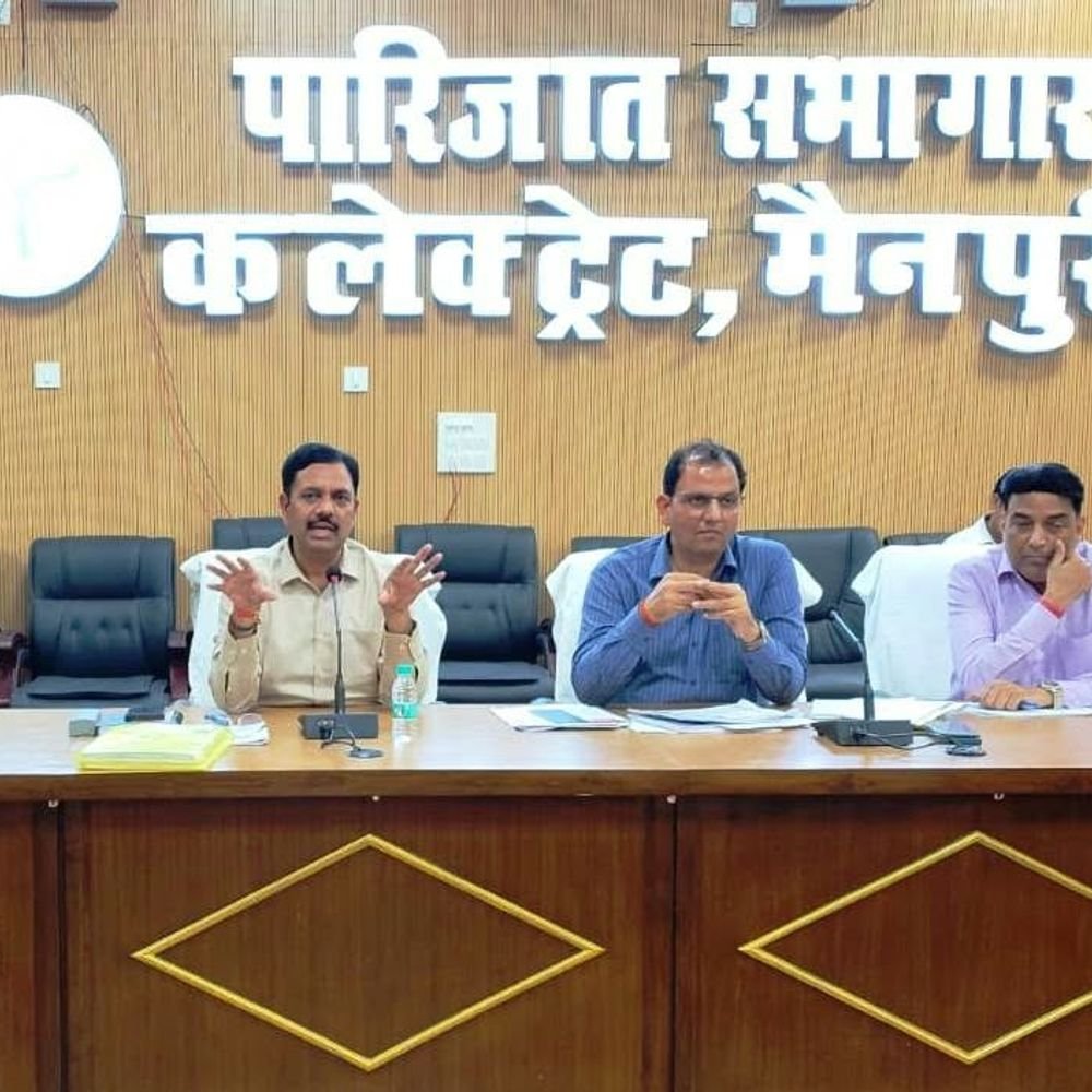 शिकायतों पर असंतुष्ट फीडबैक मिलने पर निबंधक का वेतन रोका:मैनपुरी में एक दिन का वेतन रोकने के निर्देश; बिना अनुमति मुख्यालय छोड़ने पर नोटिस, तीन अधिकारियों को चेतावनी