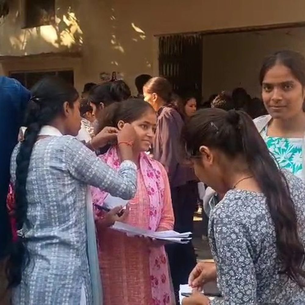 गोंडा में परीक्षा देने आजमगढ़, गोरखपुर से आए परीक्षार्थी:पहली पाली में 1729 अभ्यर्थियों ने छोड़ी परीक्षा, 16 केंद्रों पर 5399 ने दिया एग्जाम