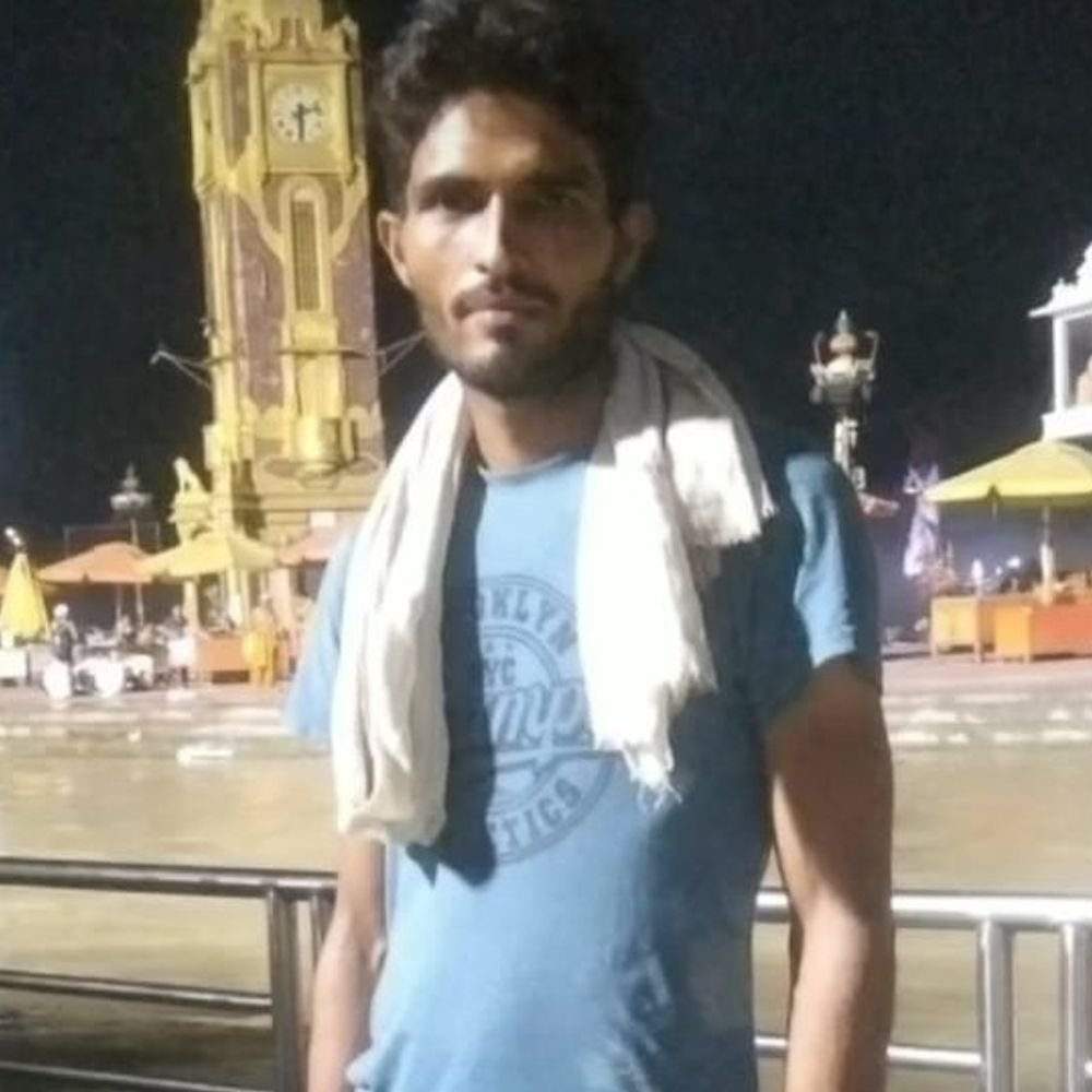 हाथरस में ई-रिक्शा चालक की मौत का मामला:परिवार ने हत्या का आरोप लगाया; भाई बोला- हाथों पर चोट के निशान, दरवाजा बाहर से बंद था