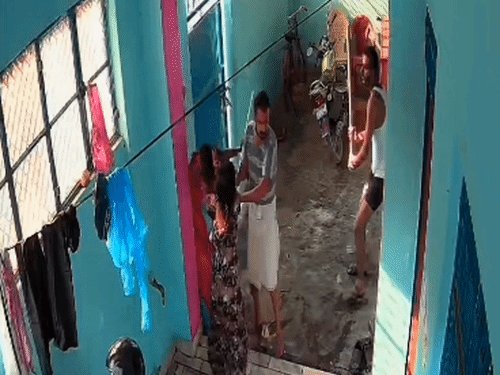 पानी के झगड़े में दंपत्ति को पीटा, जेठ-जेठानी पर FIR:नौबस्ता में महिला के बाल पकड़ कर घर से बाहर निकाला, CCTV