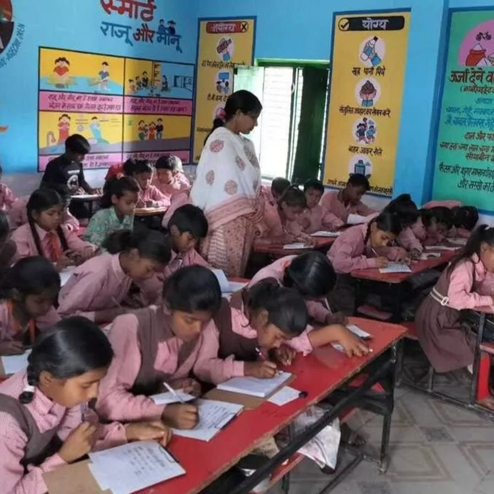 यूपी की परिषदीय स्कूलों में 17 नवंबर से अर्द्धवार्षिक परीक्षाएं:कक्षा 1 का मौखिक तो, कक्षा 2–8 तक 50 अंकों का होगा लिखित पेपर