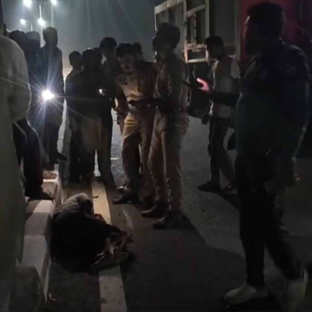 डंपर ने सड़क पार कर रहे युवक को टक्कर मारी:जालौन में झांसी-कानपुर हाईवे पर हुआ हादसा, उरई मेडिकल कॉलेज रेफर