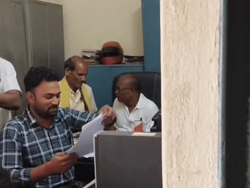 सोनभद्र में पैसा लेने के आरोप में सर्वे कानूनगो निलंबित:वीडियो सामने आने के बाद डीएम ने कराई जांच, बोले- पारदर्शिता और जवाबदेही प्राथमिकता
