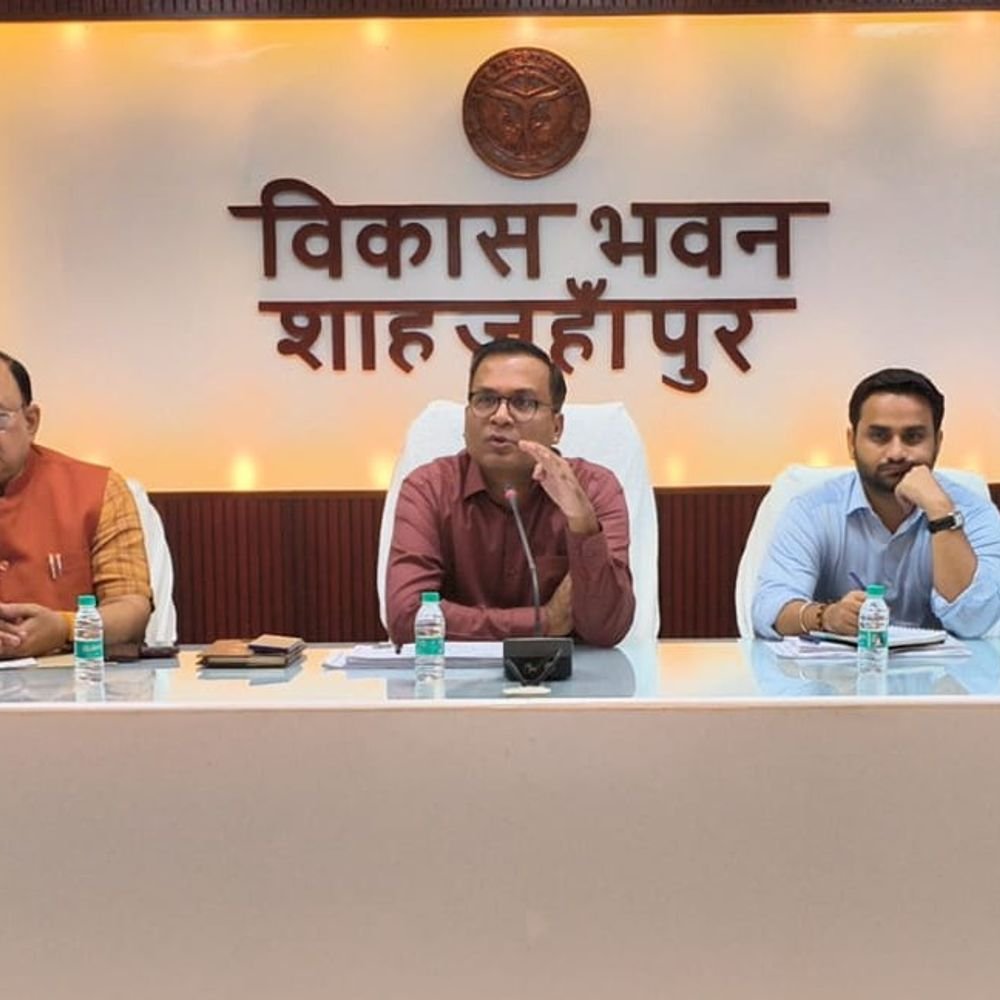 CMO की लापरवाही पर DM नाराज, कार्रवाई के निर्देश:जननी सुरक्षा योजना की खराब रैंकिंग, पीएम श्री विद्यालय में घटिया निर्माण पर फटकार