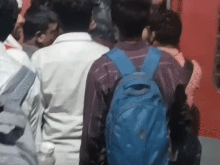PET देकर घर लौटने की जद्दोजहद:गोंडा स्टेशन पर ट्रेनों में जगह नहीं; खड़े होकर सफर करने को मजबूर अभ्यर्थी