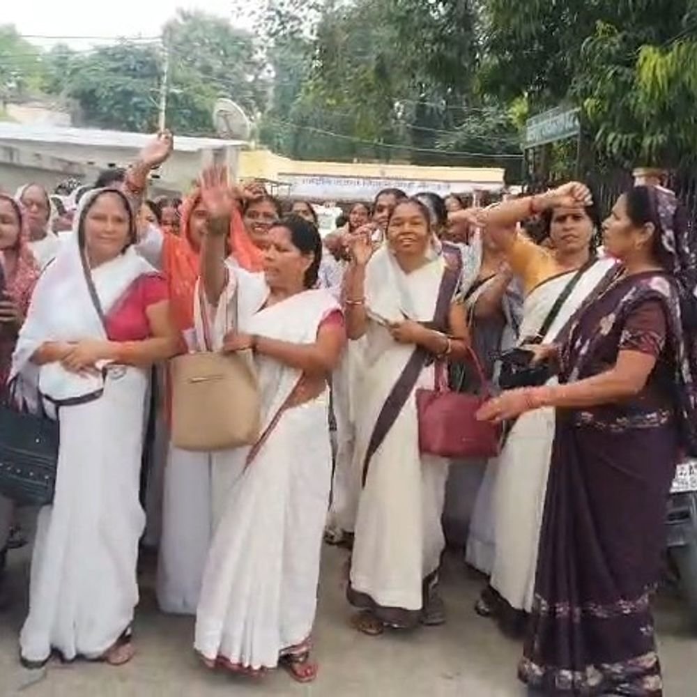 मानदेय बढ़ाने और स्थायी नियुक्ति की मांग को लेकर प्रदर्शन:मैनपुरी में आशा कार्यकर्ताओं ने डीएम को सौंपा ज्ञापन, लखनऊ में आंदोलन की चेतावनी