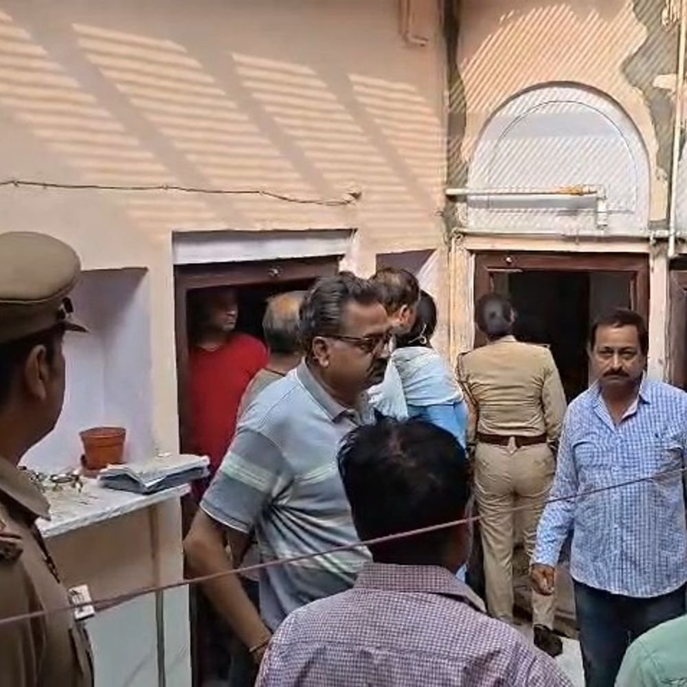 मथुरा में घर की सीढ़ियों पर महिला का शव मिला:खून से सनी ईंटें मिलने से हत्या का शक, पुलिस छानबीन में जुटी