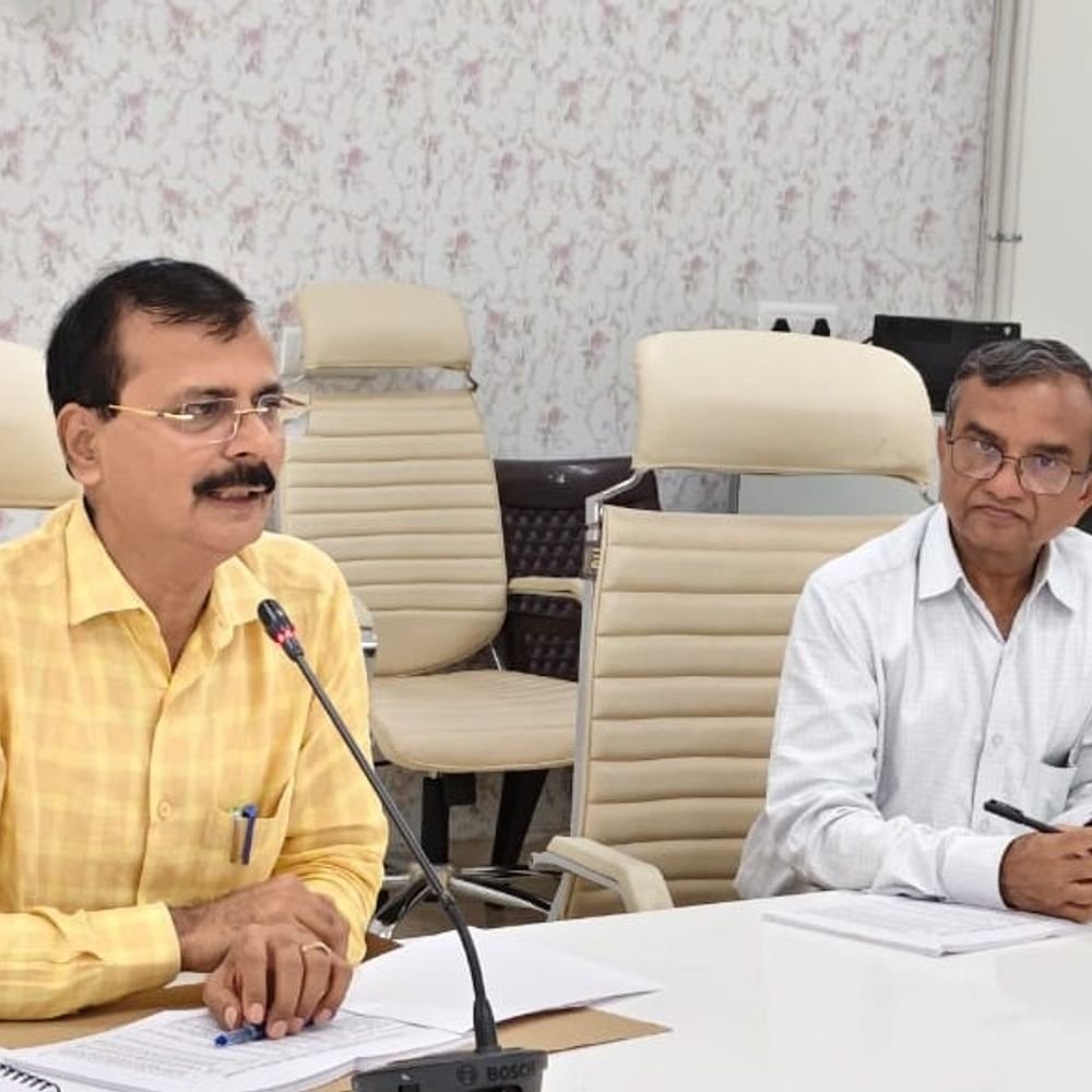 देवरिया में स्वास्थ्य समिति की बैठक:सरकारी अस्पतालों में जन्मे बच्चों के प्रमाण पत्र जल्द जारी करने के निर्देश