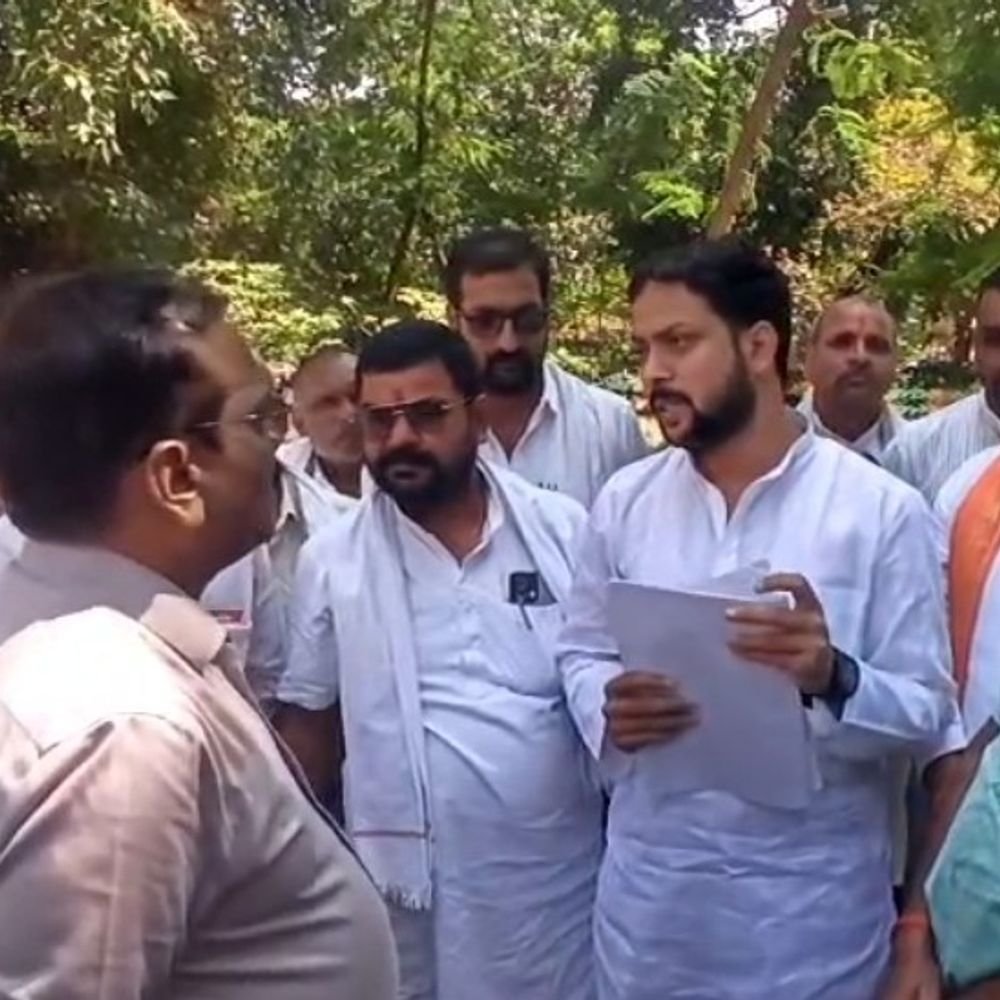 प्रधानों ने 10 मांगों को लेकर किया प्रदर्शन:मुख्यमंत्री को भेजा ज्ञापन, 3 दिन में मांगें न मानीं तो लखनऊ में अनिश्चितकालीन धरना देंगे