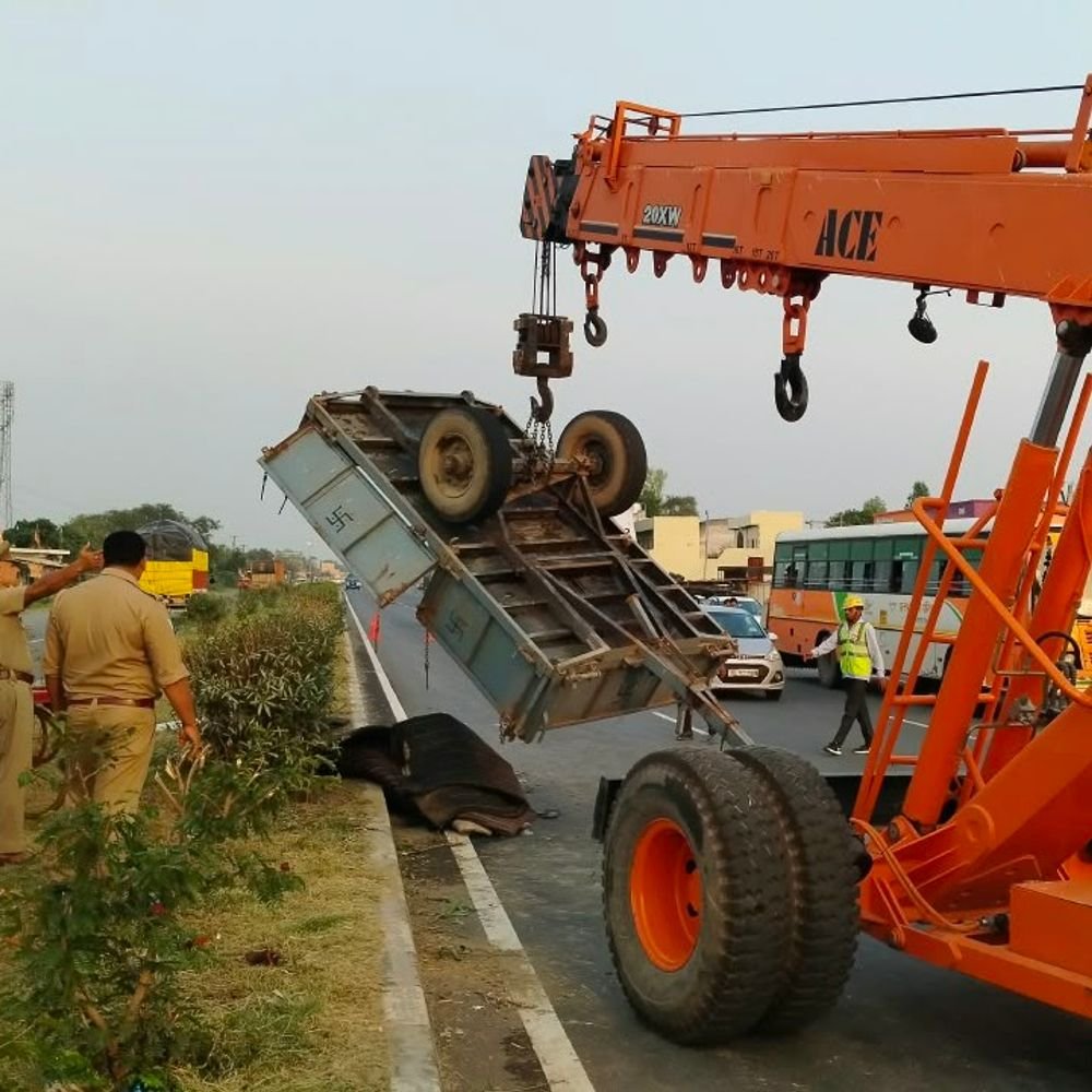 बुलंदशहर में दिल्ली जा रहे श्रद्धालुओं की ट्रैक्टर-ट्रॉली पलटी:एक की मौत, 8 घायल; झंडेवालान मंदिर से अखंड ज्योति लाने जा रहे थे