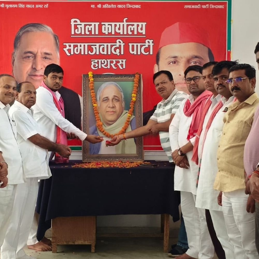 सपा ने कांशीराम को दी श्रद्धांजलि:परिनिर्वाण दिवस पर हाथरस कार्यालय में हुआ कार्यक्रम