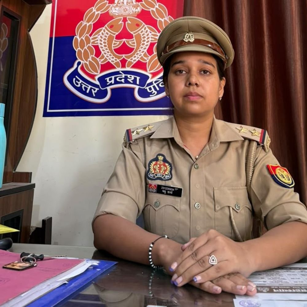 मिशन शक्ति के तहत दो महिला SI बनीं चौकी प्रभारी:एसपी सर्वेश मिश्रा का ट्रांसफर, निशा त्रिपाठी को खीरीबाग और मधु शर्मा को ब्रह्मस्थान की जिम्मेदारी