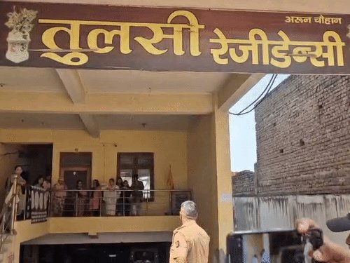 एक घंटे विरोध-सिर्फ चौखट तोड़कर लौटी ADA टीम:अलीगढ़ के तुलसी रेजिडेंसी में ध्वस्तीकरण की कार्रवाई पर उठे सवाल, हाईकोर्ट के आदेश पर पांचवें तल का अवैध निर्माण गिराने पहुंची थी टीम