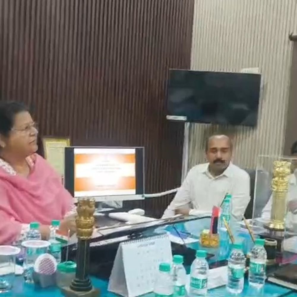 सीतापुर पहुंचे विशेष सचिव:बिसवां में अधिकारियों के साथ समीक्षा बैठक की ,बोलीं- ग्रामीण क्षेत्रों की बदली सूरत