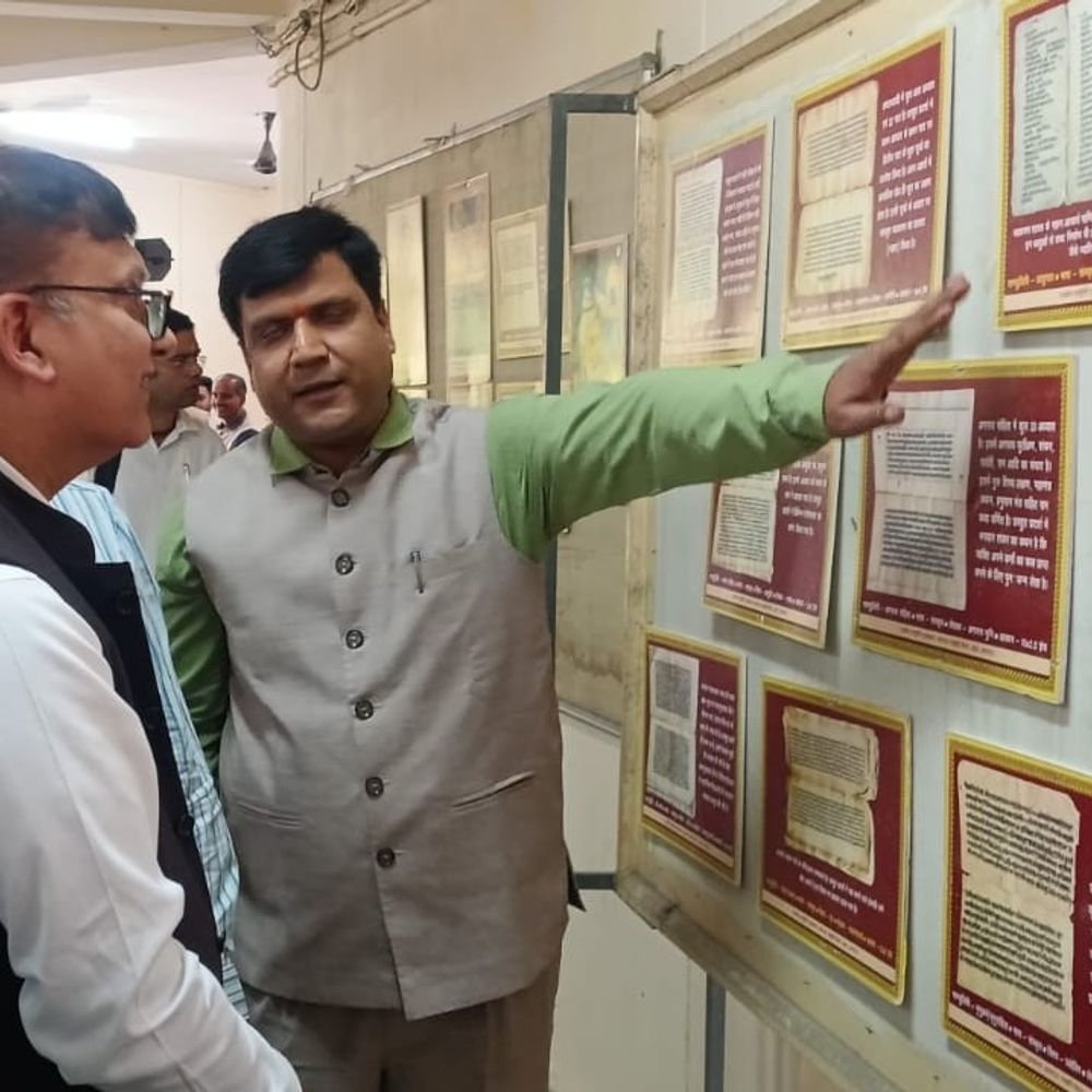 प्रयागराज में ऋग्वेद से रामचरितमानस तक की पांडुलिपियों की प्रदर्शनी:जीबी पंत संस्थान में दिखी भारतीय ज्ञान परंपरा की झलक