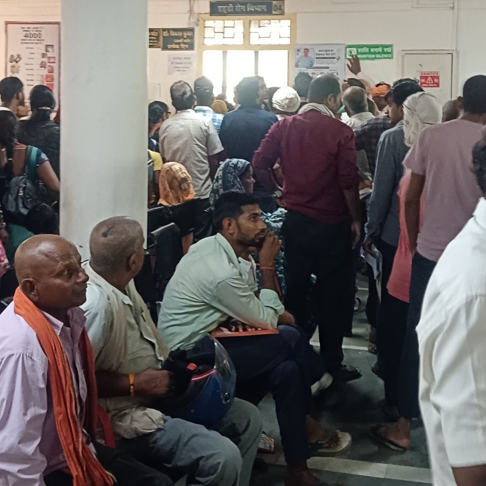 महराजगंज में बुखार, उल्टी-दस्त और पेट दर्द के मरीज बढ़े:जिला अस्पताल में रोज आ रहे 1000 से 1500 मरीज, डॉक्टरों ने दी सलाह