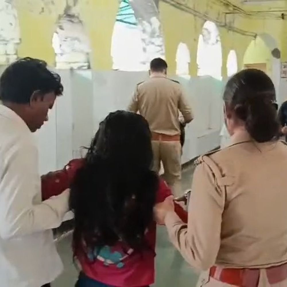 सीतापुर में किशोरी को भगाते समय बाइक सियार से टकराई:हादसे में किशोरी घायल, चचेरे भाई की शिकायत पर दो युवक गिरफ्तार