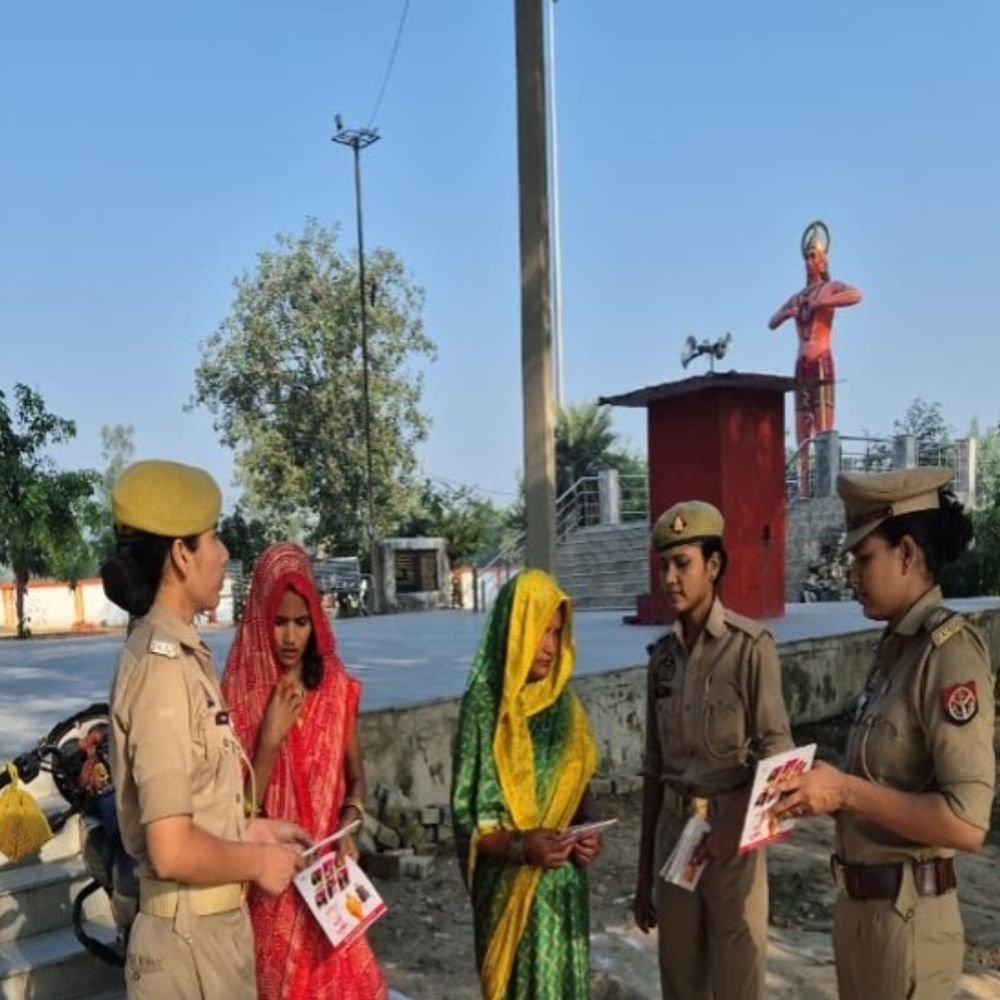 शाहजहांपुर में एंटी रोमियो टीमों ने चलाया चेकिंग अभियान:मंदिरों, दुर्गा पूजा पंडालों और मेला क्षेत्रों में महिलाओं-लड़कियों को किया जागरूक