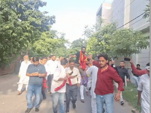 CEC के घर कालिख पोतने वाले कांग्रेसी जेल से बाहर:रिहाई के बाद जुलूस निकाला, पुलिस से नोकझोंक; भगत सिंह की फोटो लेकर पहुंचे समर्थक