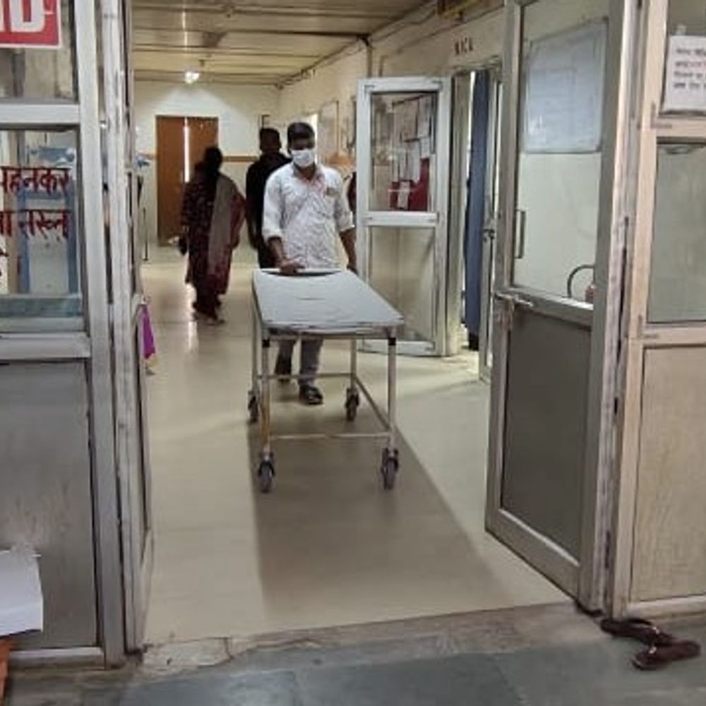 मरीज के खून निकालने पर टोका तो तीमारदार को पीटा:कर्मचारियों और सुरक्षागार्ड ने की पिटाई, दाहिना हाथ टूटा