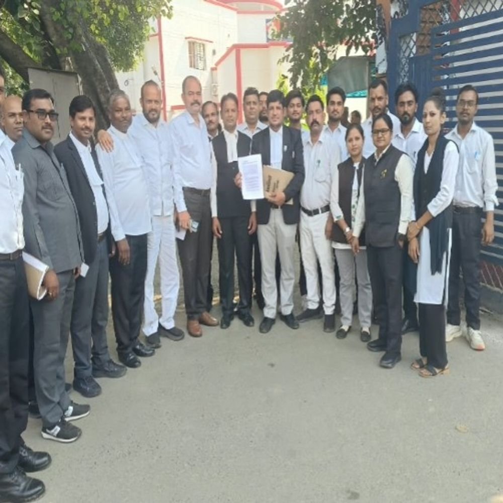 शाहजहांपुर में यातायात विभाग की मनमानी पर अधिवक्ताओं का गुस्सा:एसपी को सौंपा 10 सूत्रीय ज्ञापन; मांगें न मानी तो नवंबर में धरना