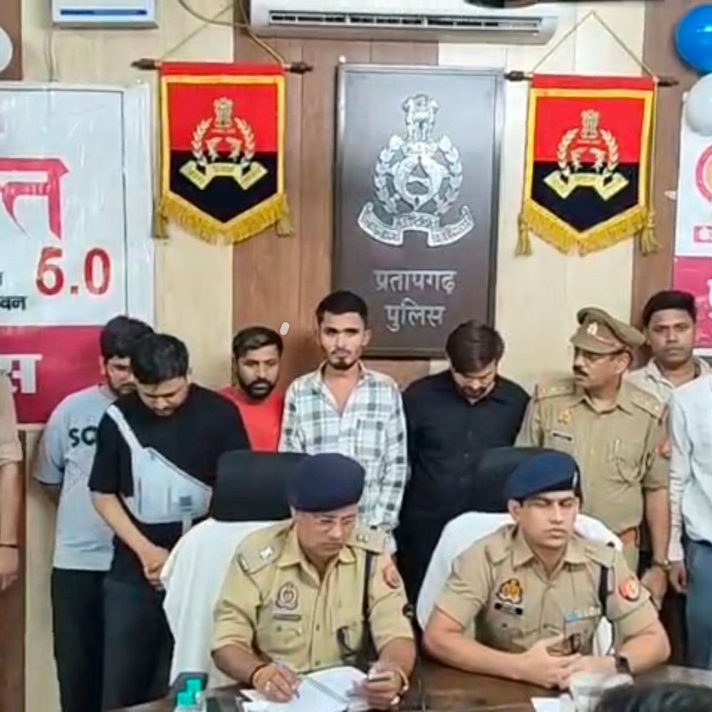 ऑनलाइन सट्टेबाजी गिरोह के पांच आरोपी गिरफ्तार:32 मोबाइल, 46 सिम; लैपटॉप, यूके के सिम कार्ड और एटीएम कार्ड जब्त