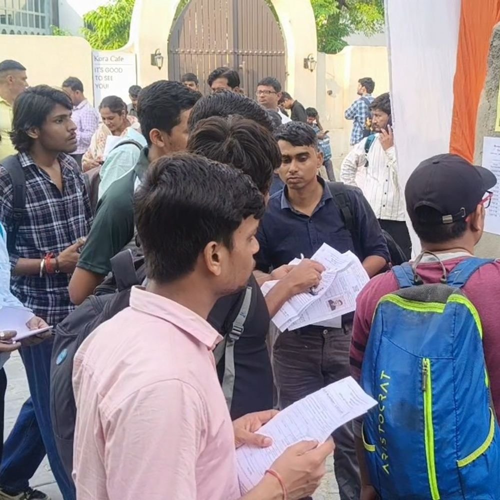 मथुरा में 10450 अभ्यर्थियों ने छोड़ी PET परीक्षा:करंट अफेयर्स के सवालों ने उलझाया, 33 केंद्रों पर  हुआ एग्जाम