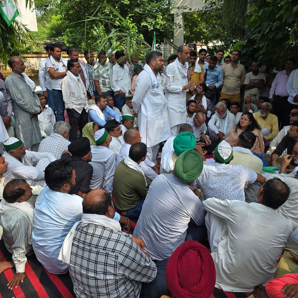 बिजनौर में किसानों ने ₹500 गन्ना मूल्य की मांग की:बिजनौर में गन्ना समिति कार्यालय पर धरना देकर सीएम के नाम सौंपा ज्ञापन