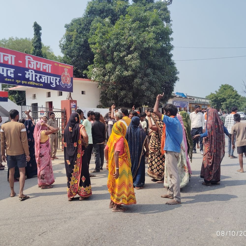 अनियंत्रित कार ने युवक को रौंदा, मौके पर मौत:मिर्जापुर-प्रयागराज मार्ग पर ग्रामीणों ने किया चक्का जाम, मुआवजे और गिरफ्तारी की मांग