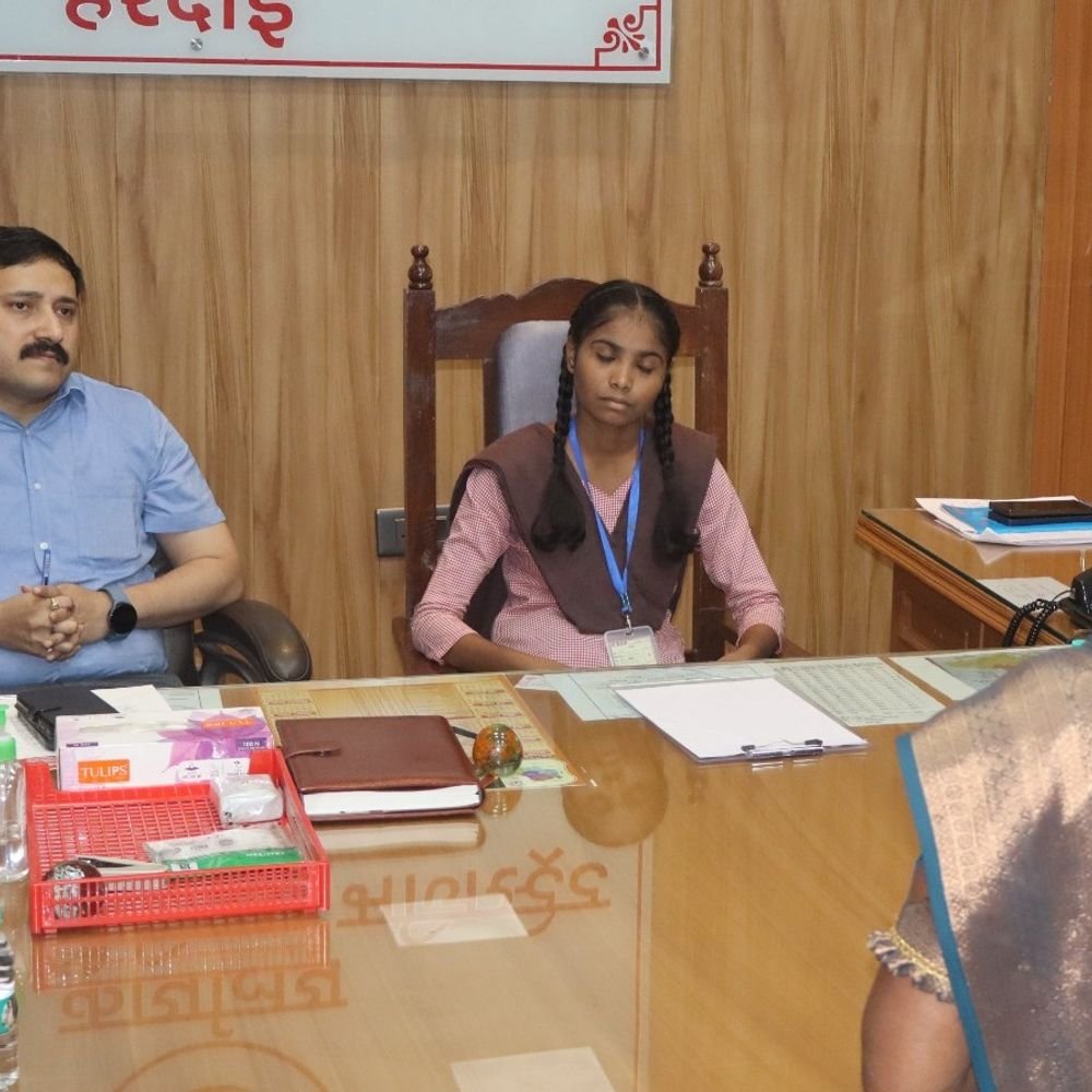 8वीं की ज्योति बनीं एक दिन की DM:वंशिका को मिला CDO का प्रभार, मिशन शक्ति के तहत जिम्मेदारी मिली