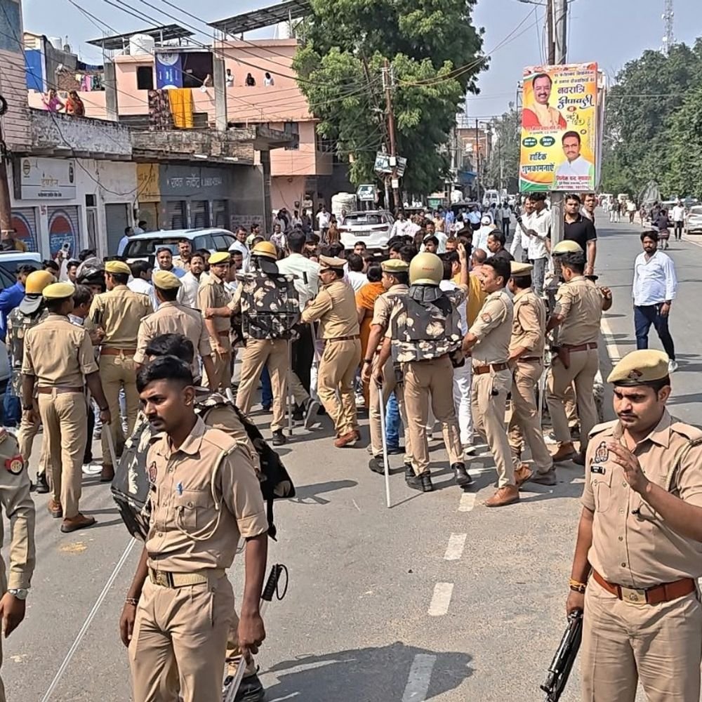 सपा का चुनाव में गड़बड़ी का आरोप:फतेहाबाद में बूथ कैप्चरिंग का आरोप, सपा-भाजपा कार्यकर्ताओं में हुई तकरार