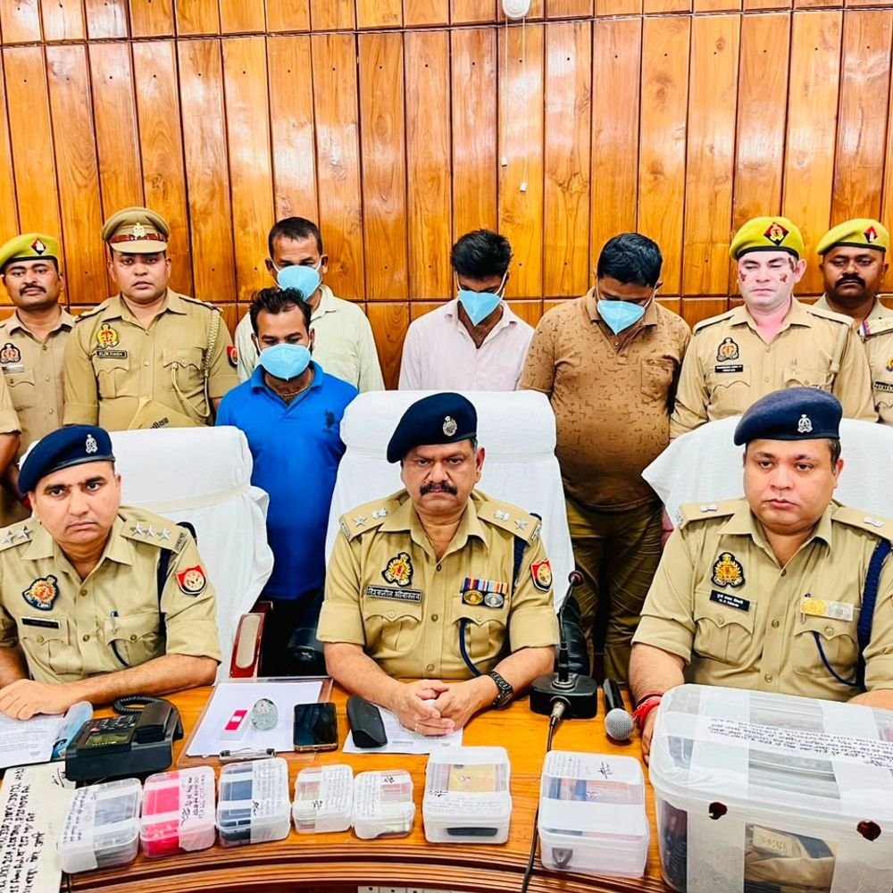 बर्खास्त सिपाही वर्दी पहनकर करते थे वसूली, 4 गिरफ्तार:दुकानदारों को गांजा रखने के आरोप में जेल भेजने की धमकी दी