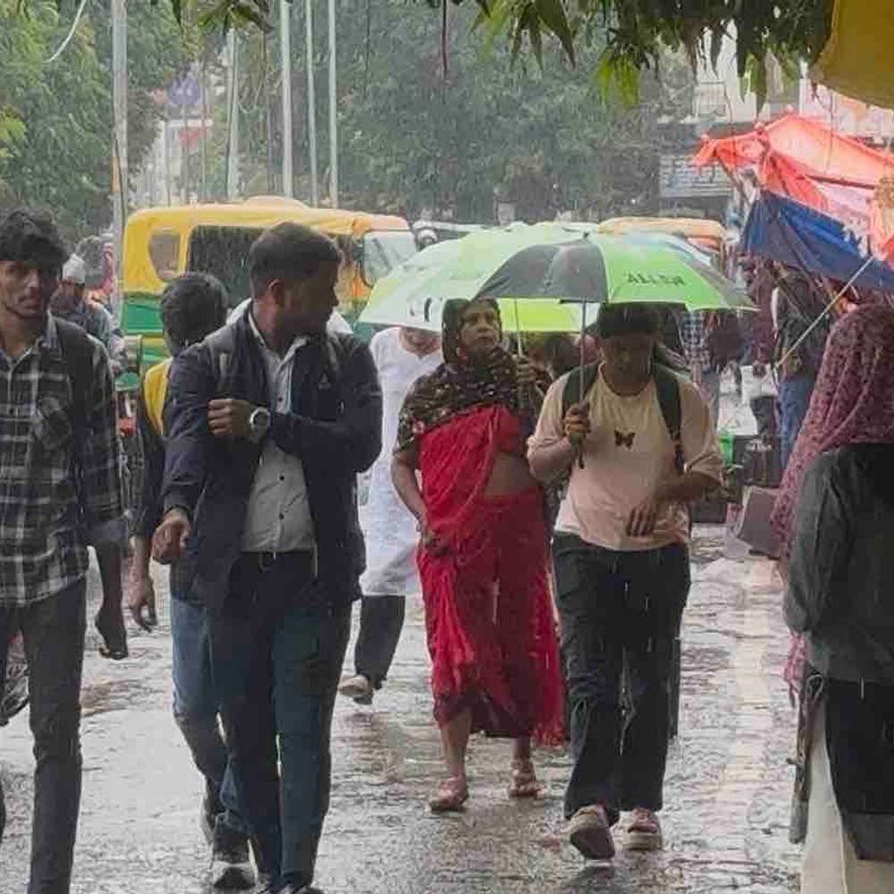 गोरखपुर में बारिश और ठंडी हवाओं ने बढ़ाई ठिठुरन:रेनकोट-जैकेट पहनकर निकले लोग, ठंड से बचने के लिए कंबल का भी ले रहे सहारा