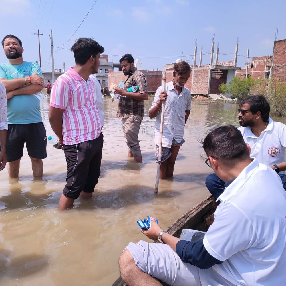 लखनऊ में बाढ़ प्रभावितों को जिगीषा सोसाइटी ने पहुंचाई राहत:फंसे लोगों तक नाव से पहुंचाई दवाएं, ORS और मिनरल पानी की बोतलें