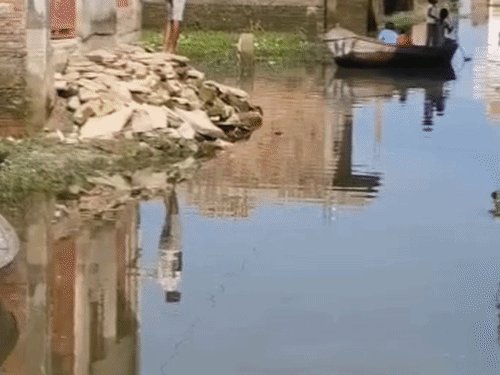 गंगा का जलस्तर 29 सेमी घटा, निचले इलाकों में जलभराव:चेतावनी बिंदु से 27 सेंटीमीटर ऊपर बह रही गंगा, लोगों की मुश्किलें बरकरार