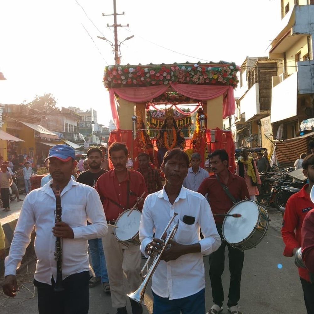 श्रीराम-सीता मिलन की झांकी, श्रद्धालुओं की भीड़ उमड़ी:प्रतापगढ़ में धनुष यज्ञ व फुलवारी लीला में जगह-जगह पुष्पवर्षा