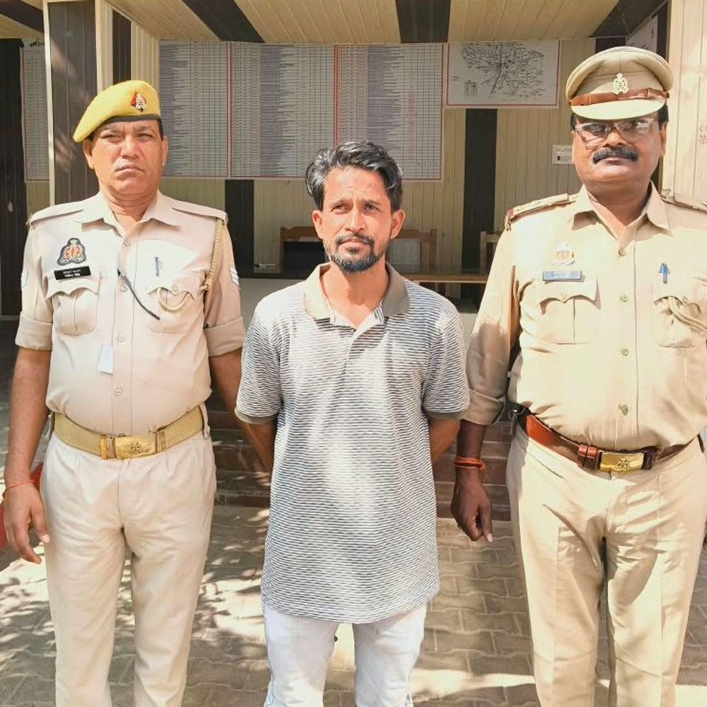 ललितपुर में मंगलसूत्र लूट का आरोपी थाने पहुंचा:बोला- पुलिस की गोली से डर गया था, मंदिर से लौट रही थी महिला