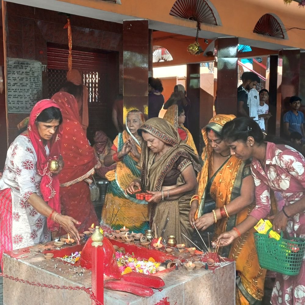 चंदौली के देवी मंदिरों में नवरात्रि के पहले दिन भीड़:सुरक्षा के पुख्ता इंतजाम, दूर-दराज से पहुंचे श्रद्धालु; 9 दिन तक चलेंगे दर्शन