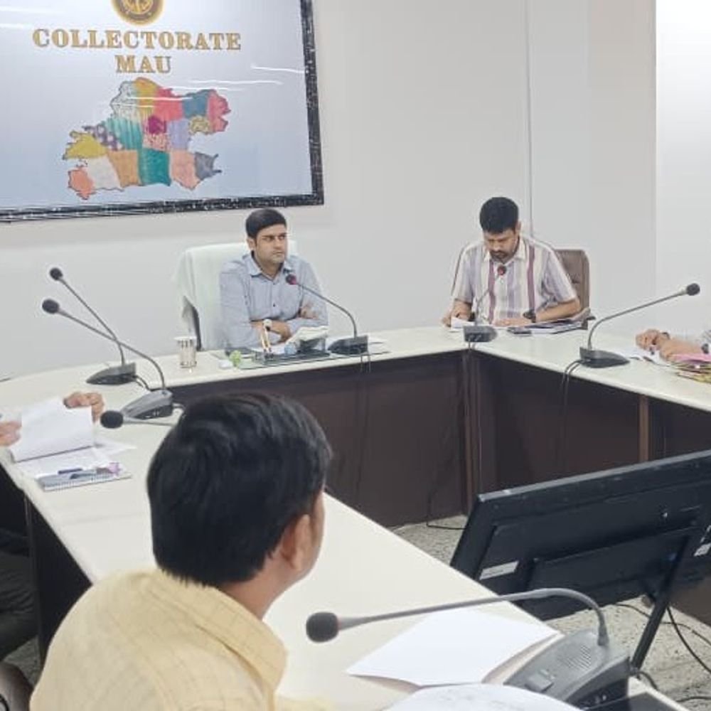 मऊ में 3 नगर निकायों के ईओ को नोटिस:डीएम बोले- अगले महीने तक सुधार नहीं तो होगी कार्रवाई, वंदन योजना में खराब प्रदर्शन पर नाराजगी